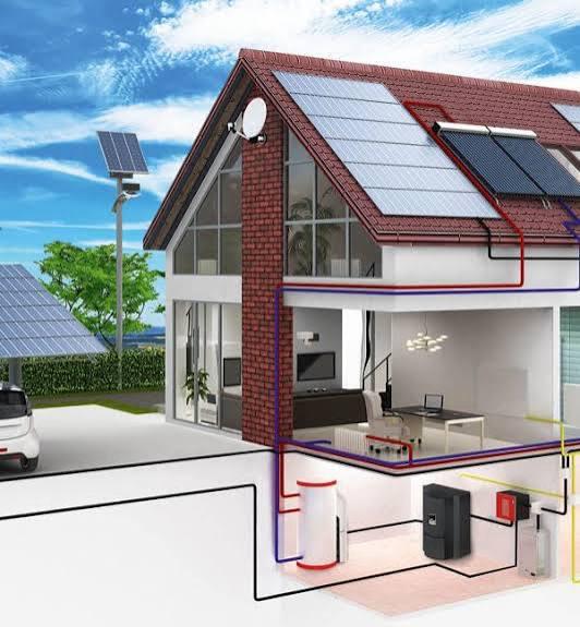 Modernes Zuhause mit Solarmodulen und Batteriespeicher